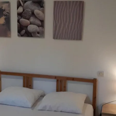 Maison Familiale Avec Jardin, Pres De L'ocean Dans Un Quartier Calme - Fr-1-239-820