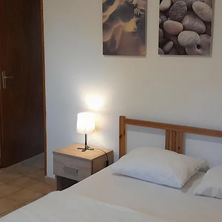 Holiday home Maison Familiale Avec Jardin, Pres De L'ocean Dans Un Quartier Calme - Fr-1-239-820